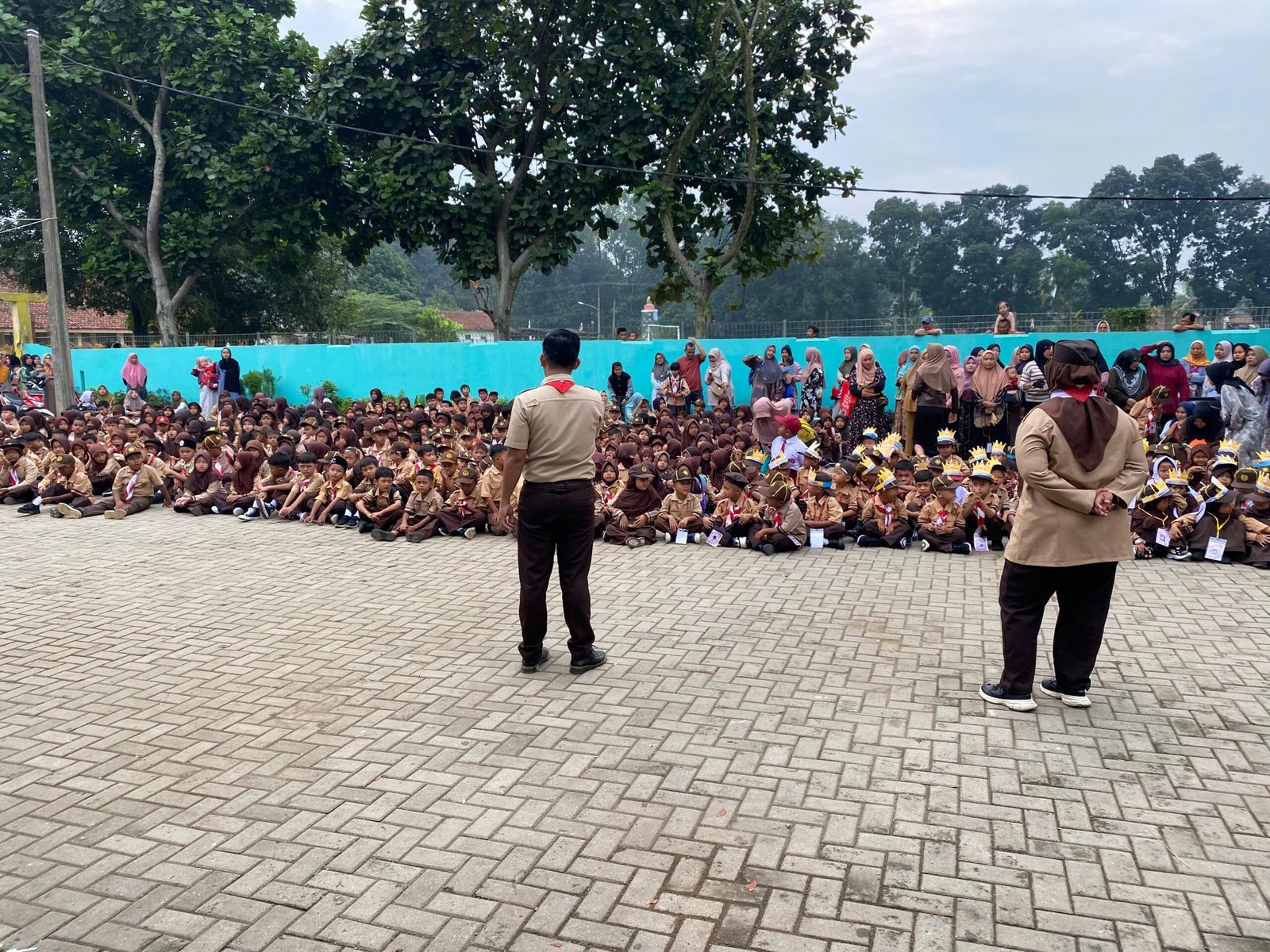 Antusias Siswa dan Orang Tua Pertama Masuk Sekolah di SDN Rumpin 01