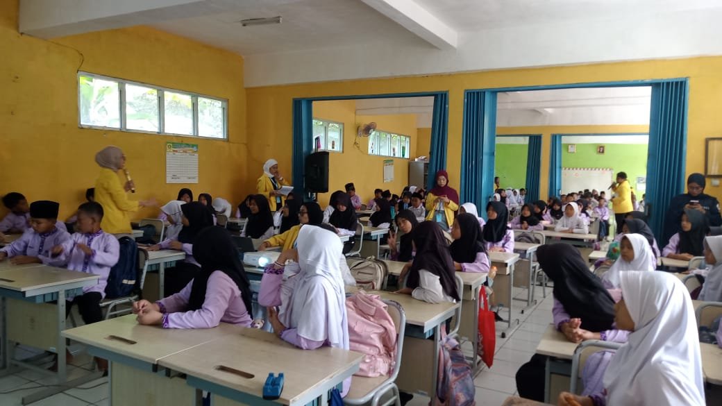 Kegiatan Formadiksi Visit 2025 oleh Forum Mahasiswa Bidikmisi KIP Kuliah Politeknik Negeri Jakarta (Formadiksi PNJ) di SDN Rumpin 01, mengusung tema “Stop Bullying”.